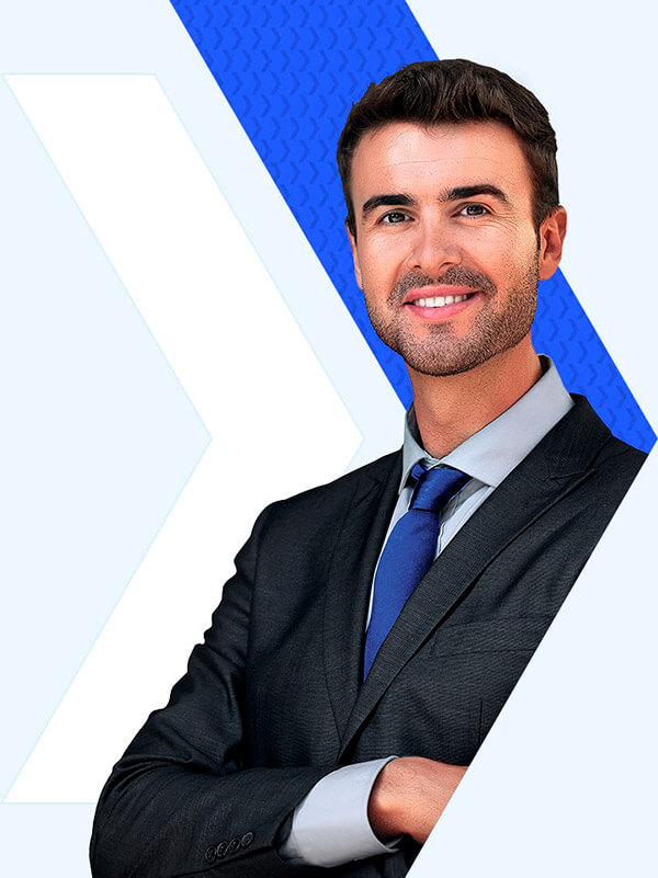 Empresário de braços cruzados sorrindo.