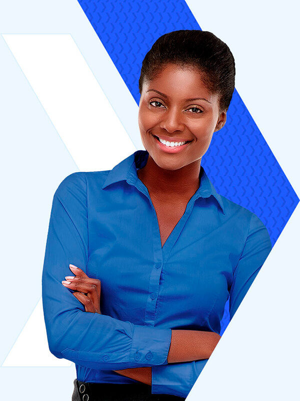 Empresária de braços cruzados sorrindo.