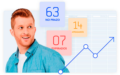 Empresário sorrindo ao olhar resultados crescentes.
