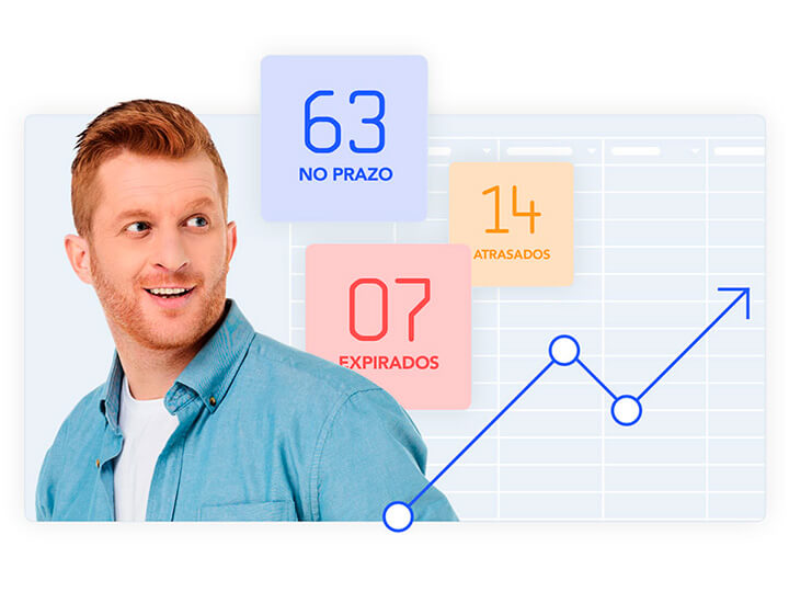 Empresário sorrindo ao olhar resultados em crescimento.