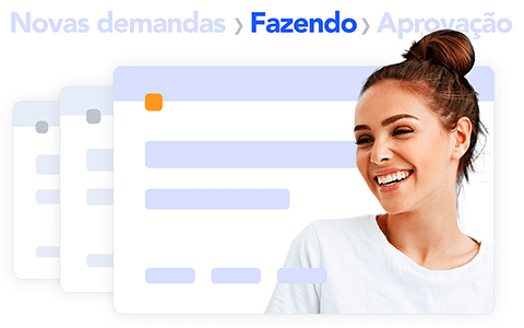 Funcionária sorrindo em frente a um planejador.