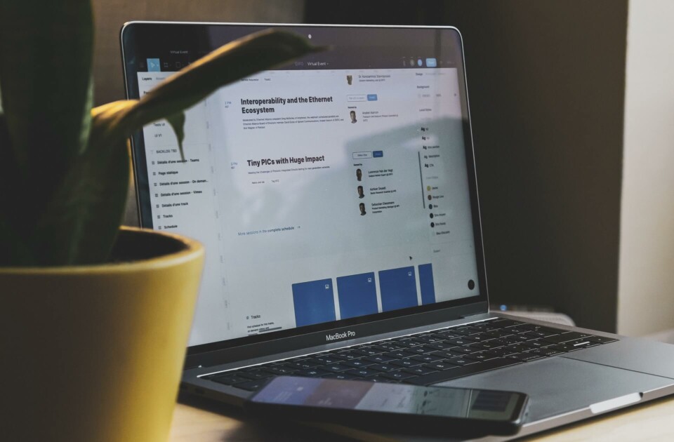 Tela de computador com informações em preto e azul