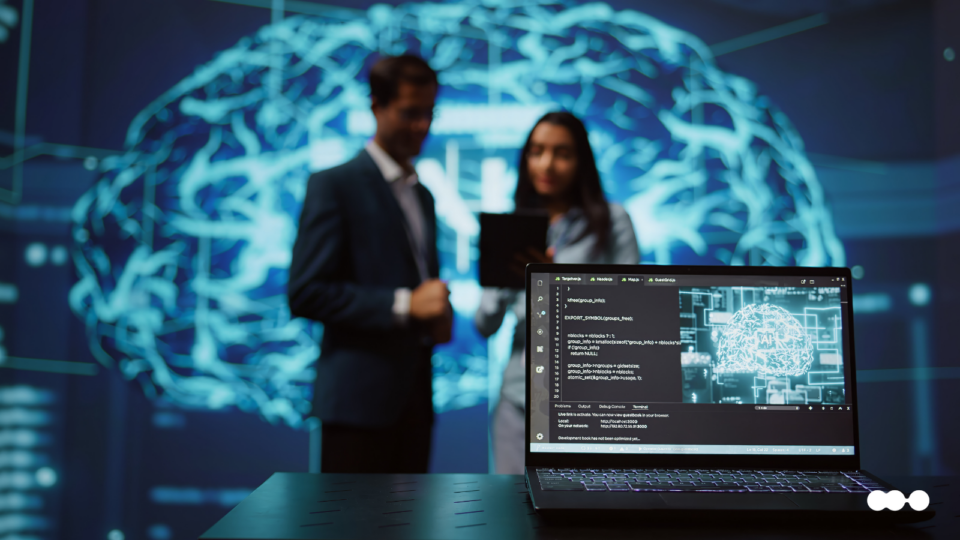 Computador exibindo interface de IA com agentes autônomos em destaque, simbolizando a automação com agentes de IA em processos empresariais