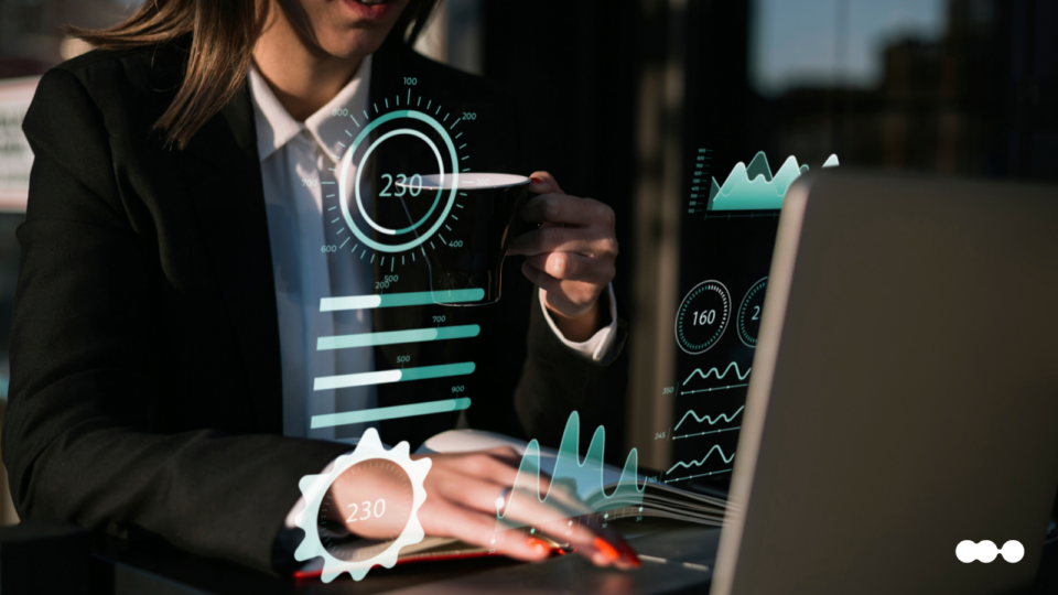Executiva observando dashboards com KPIs de automação de processos e gráficos de desempenho em ambiente corporativo