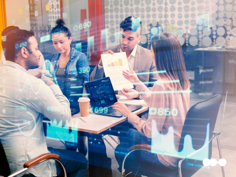 Equipe analisando dashboards e indicadores de desempenho relacionados à atuação de agentes de IA no-code e ao ROI da automação
