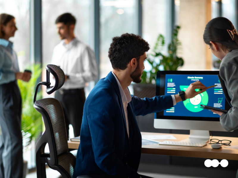 Profissionais analisando KPIs de automação de processos em tela com gráficos e dashboards em ambiente corporativo