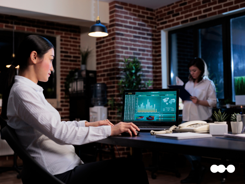 Profissional monitora indicadores de desempenho com dashboards integrados, representando a automação para pequenas e médias empresas em tempo real
