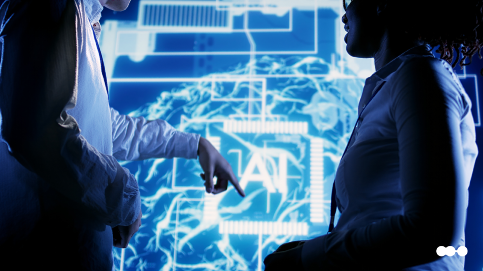 Dois executivos planejando a implementação de Agentes de IA em frente a uma tela com uma rede neural e as letras AI em destaque