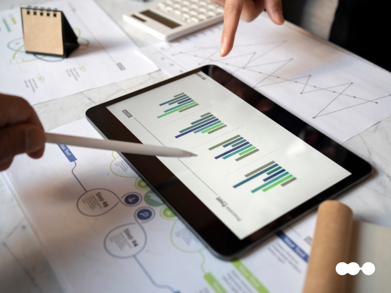 Gráfico em tablet mostra indicadores de performance em análise de crédito