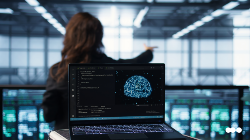 Uma profissional em um ambiente moderno utiliza a automação com agentes de IA, representada por um laptop com um cérebro de IA na tela e código de programação ao lado