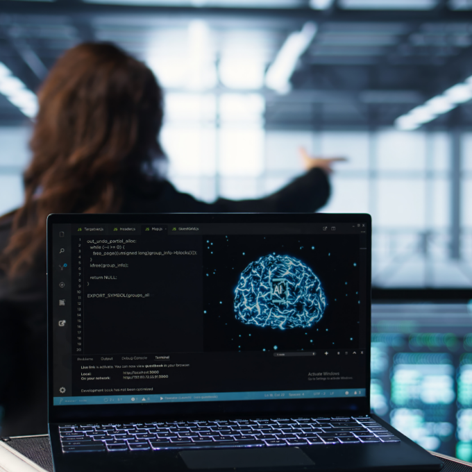 Uma profissional em um ambiente moderno utiliza a automação com agentes de IA, representada por um laptop com um cérebro de IA na tela e código de programação ao lado
