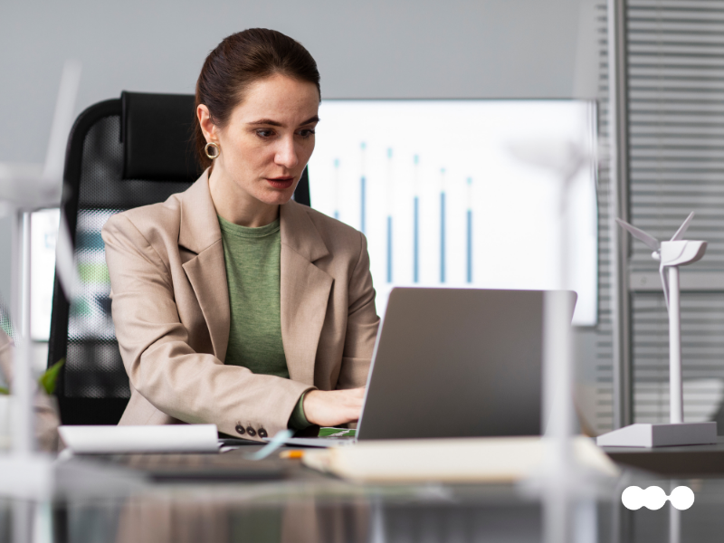 Profissional de RH analisando dados em notebook durante automação de processos com foco em solicitações de holerite