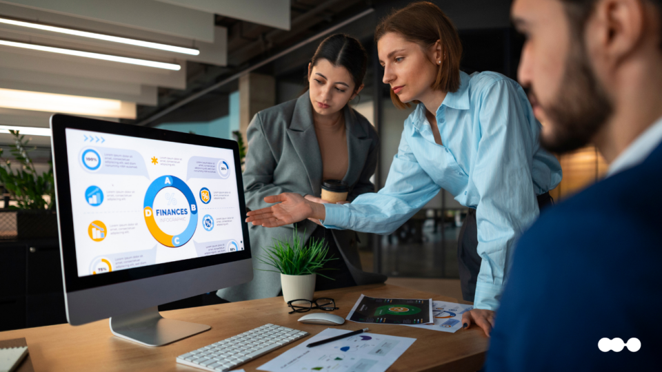 Equipe analisando infográfico financeiro com foco em melhoria da gestão de processos