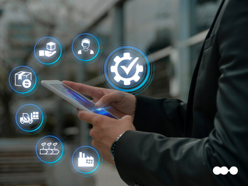 Profissional com tablet interagindo com ícones digitais de automação e gestão de processos