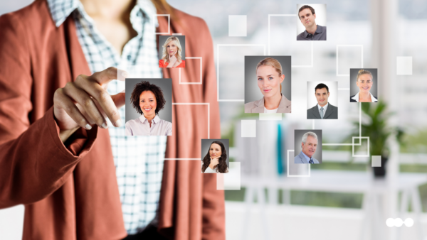 Colaboradora interagindo com estrutura digital de equipe para gerenciamento de solicitações de holerite no RH