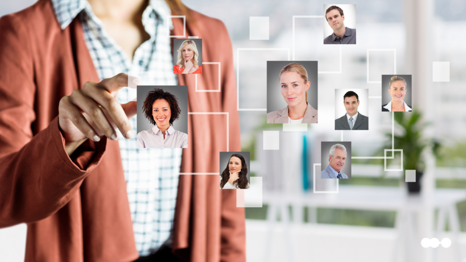 Colaboradora interagindo com estrutura digital de equipe para gerenciamento de solicitações de holerite no RH