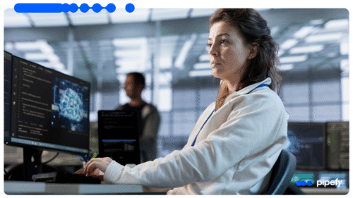 Profissional operando computador em ambiente corporativo com apoio de BYOLLM e Inteligência Artificial