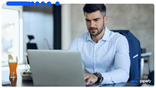Profissional analisando dados em laptop durante processo de concessão de crédito em ambiente corporativo