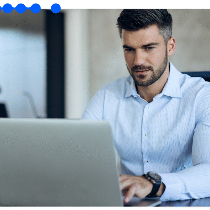 Profissional analisando dados em laptop durante processo de concessão de crédito em ambiente corporativo
