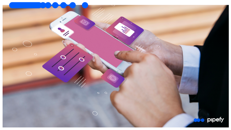 Profissional usando smartphone com ícones de automação, gráficos e checklists, representando concessão de crédito digital orquestrada por agentes de IA