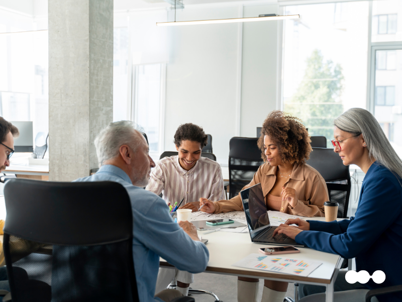 Equipe analisando processos automatizados com no-code e citizen development