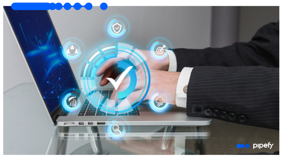 Profissional usando notebook com ícones digitais representando segurança, desempenho e automação em portais inteligentes