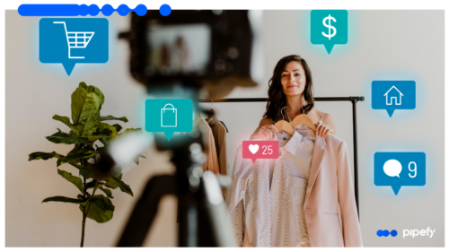 Mulher exibindo roupas diante de uma câmera durante live commerce, ilustrando tendências tecnológicas no varejo, como interação digital e compras online
