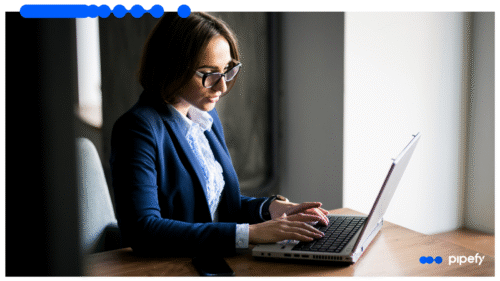 Executiva analisando informações em laptop, representando tendências tecnológicas no varejo e a transformação digital do setor