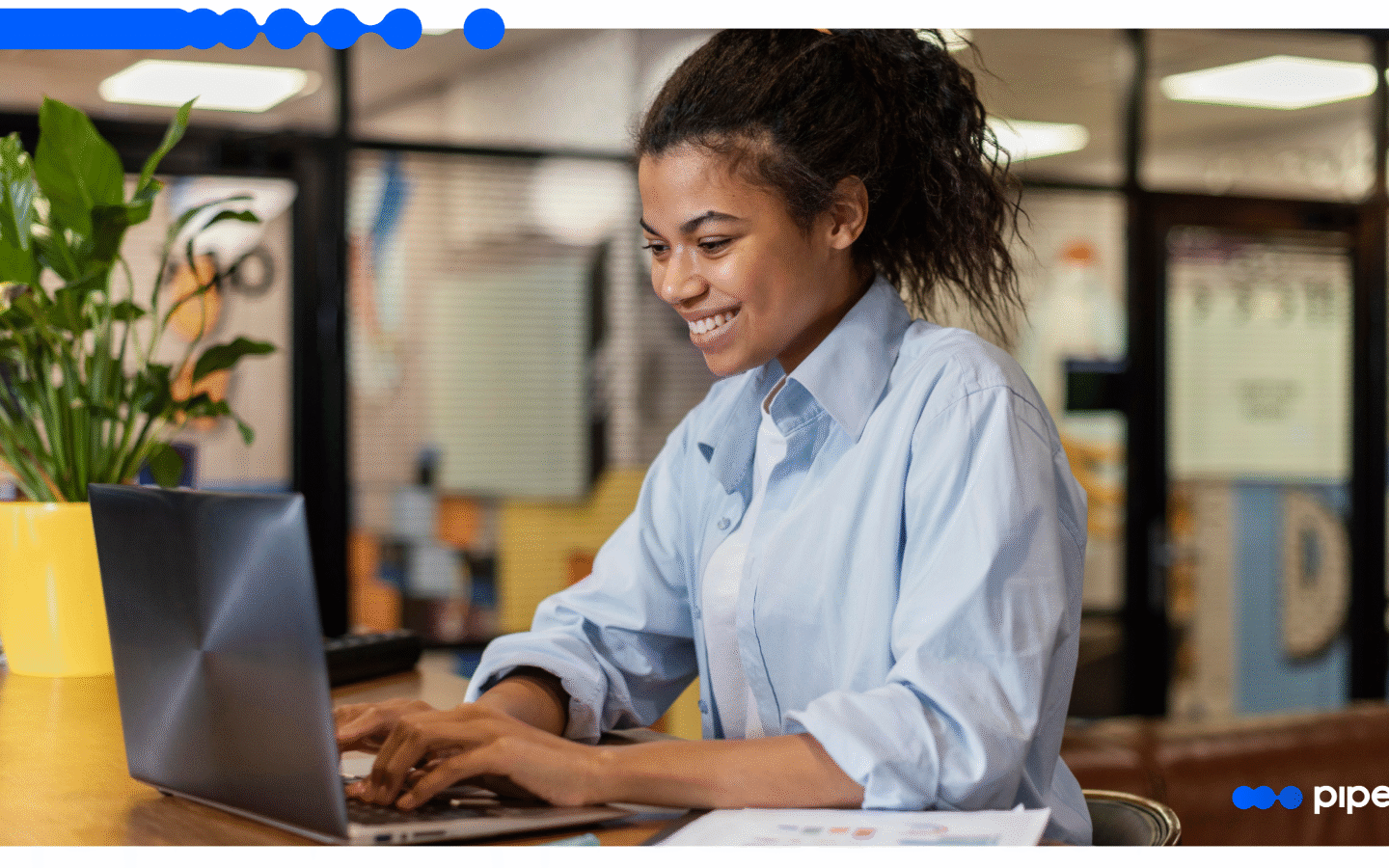 Profissional trabalhando no computador com foco em vendas, representando o uso do CRM AI Studio do Pipefy para otimizar o funil de vendas com IA