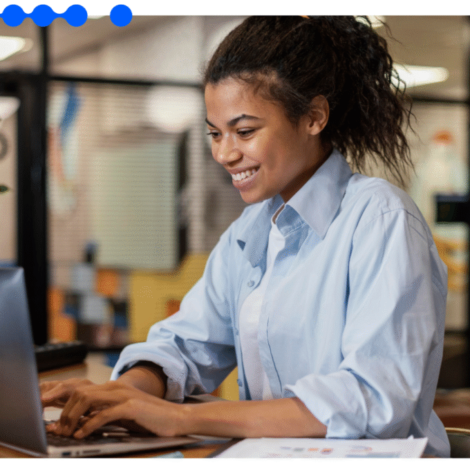Profissional trabalhando no computador com foco em vendas, representando o uso do CRM AI Studio do Pipefy para otimizar o funil de vendas com IA