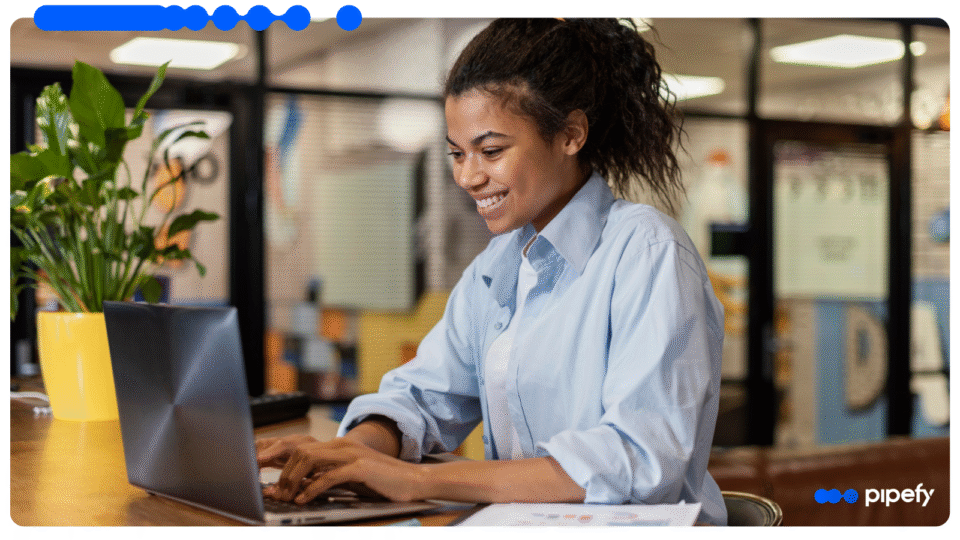 Profissional trabalhando no computador com foco em vendas, representando o uso do CRM AI Studio do Pipefy para otimizar o funil de vendas com IA
