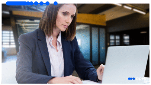 Executiva analisando dados no computador sobre automação de crédito no setor financeiro