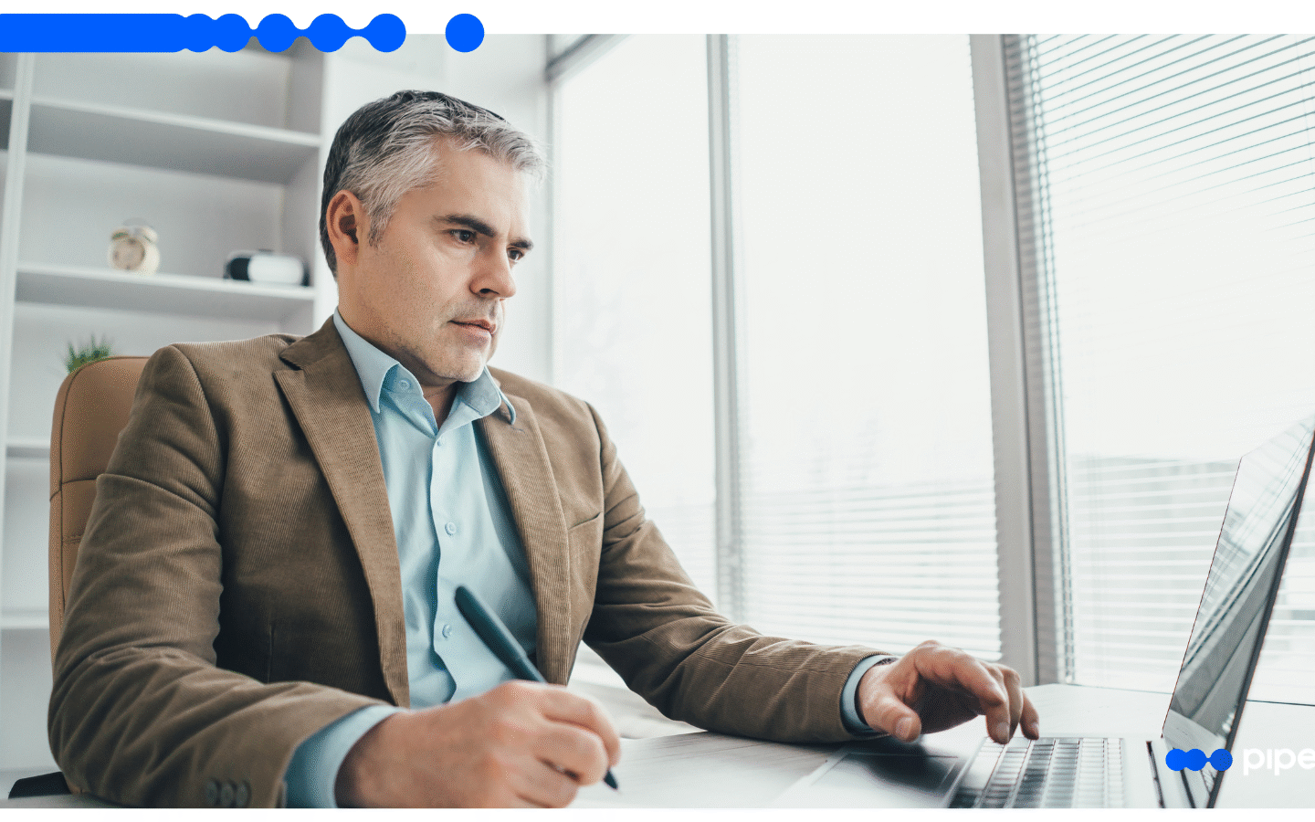 Executivo analisando estratégias de concessão de crédito em empresas não financeiras