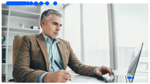 Executivo analisando estratégias de concessão de crédito em empresas não financeiras