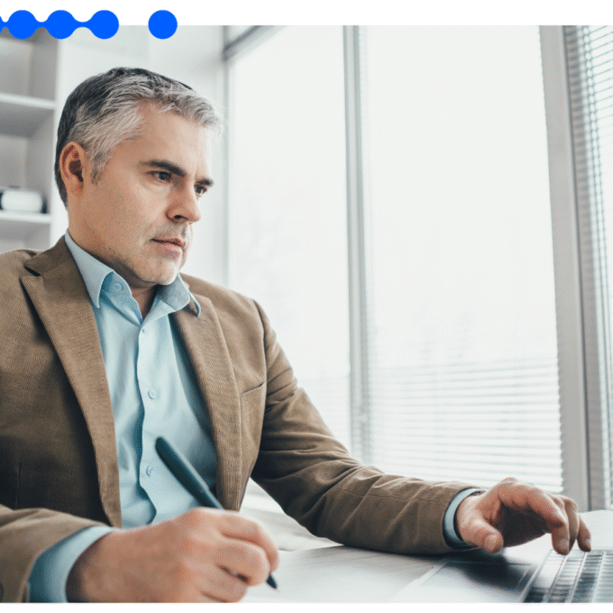 Executivo analisando estratégias de concessão de crédito em empresas não financeiras