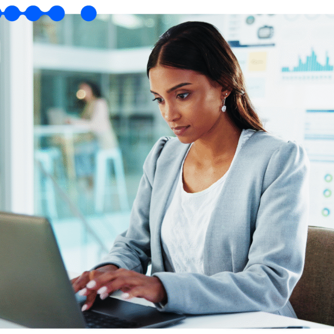 Profissional analisando dados em notebook sobre esteira de crédito inteligente em ambiente corporativo