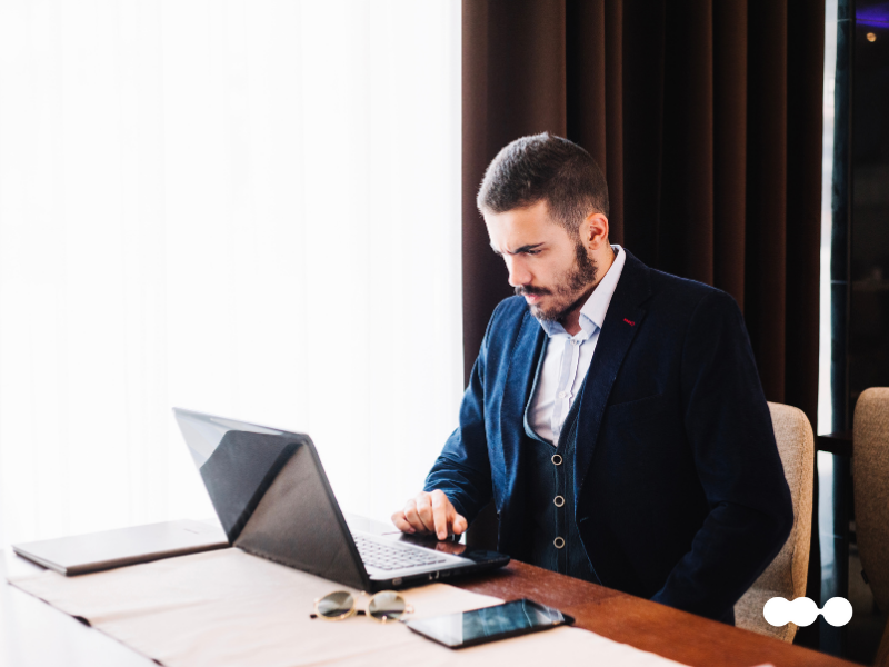 Executivo analisando dados de concessão de crédito em laptop