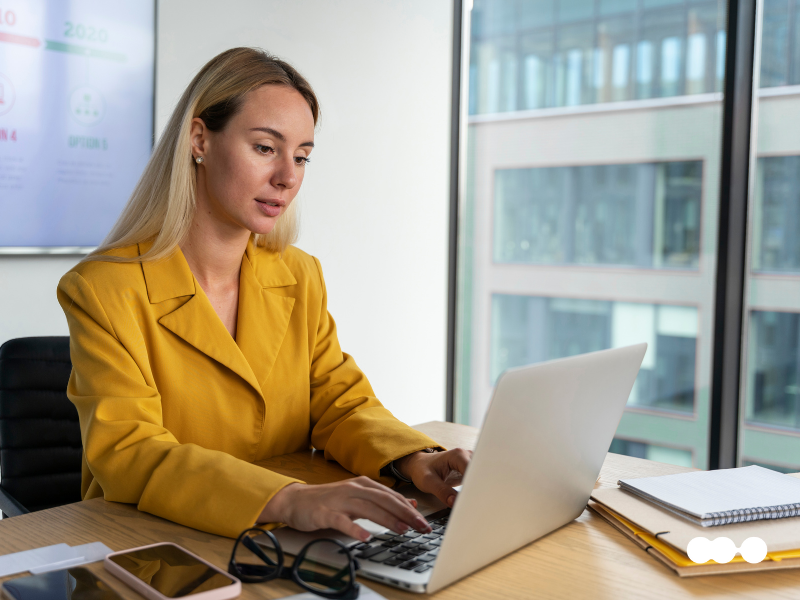 Profissional avaliando estratégias de embedded finance e concessão de crédito