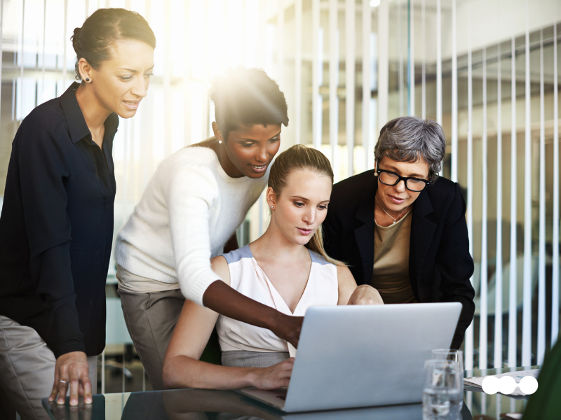 Equipe de marketing analisando fluxo de nutrição de leads com IA em CRM