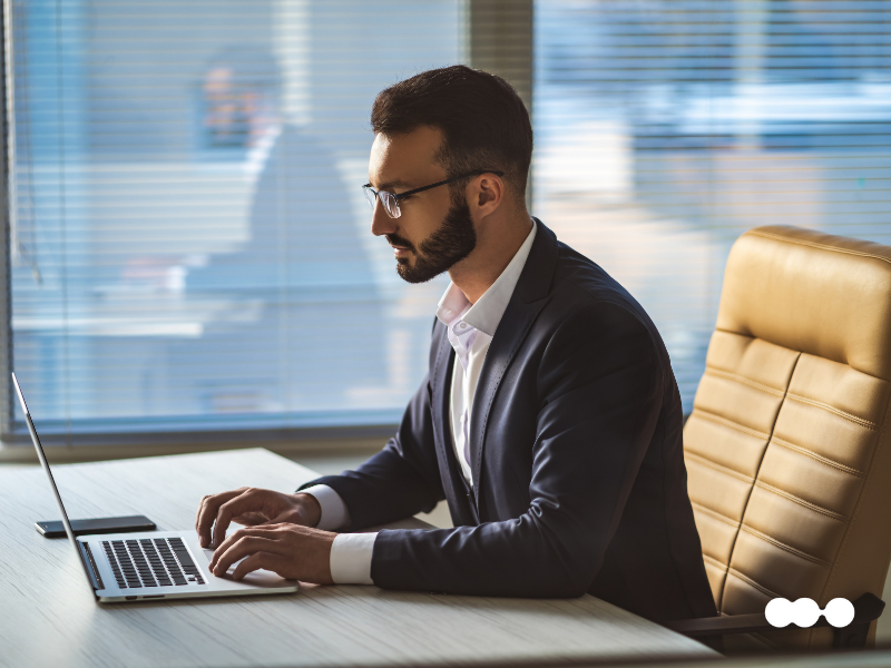 Profissional de vendas monitorando nutrição de leads em CRM com apoio de IA