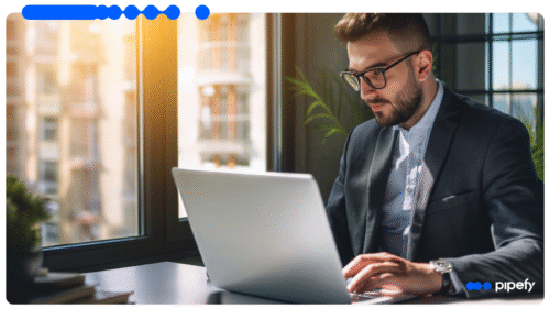 Profissional usando laptop para gerenciar nutrição de leads com IA em CRM