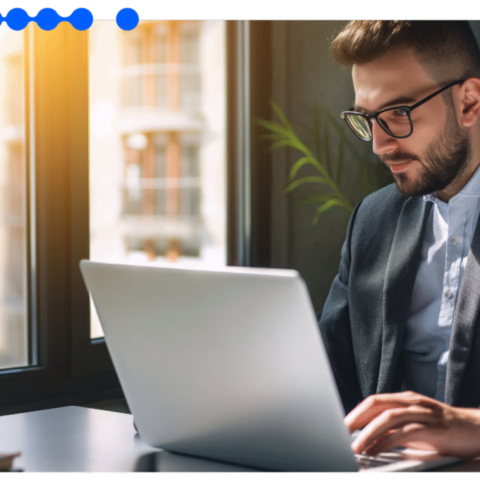 Profissional usando laptop para gerenciar nutrição de leads com IA em CRM