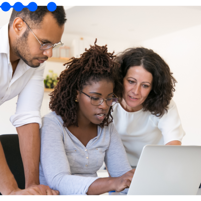 Equipe de negócio e TI analisando workflows inteligentes em um laptop no escritório