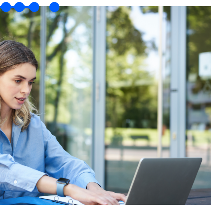 Profissional trabalha em laptop em ambiente aberto, representando a gestão de processos com orquestração e automação inteligente