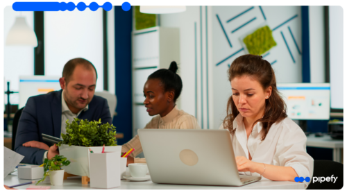 Equipe multidisciplinar trabalha em conjunto em escritório corporativo, conectando etapas de um processo end-to-end com orquestração e IA