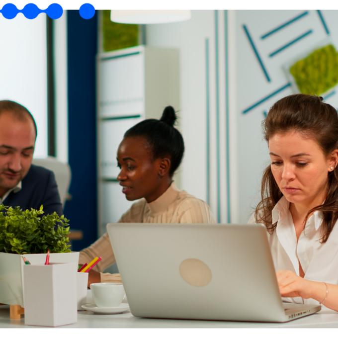 Equipe multidisciplinar trabalha em conjunto em escritório corporativo, conectando etapas de um processo end-to-end com orquestração e IA