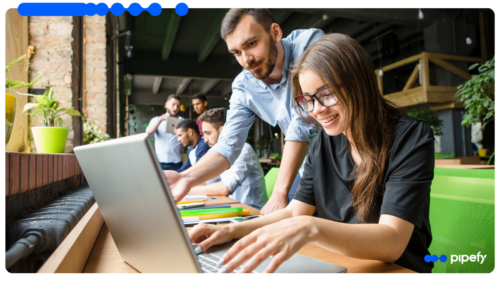 Profissionais colaboram em laptop em ambiente de trabalho moderno, aplicando gestão de processos de negócios para estruturar e otimizar fluxos operacionais