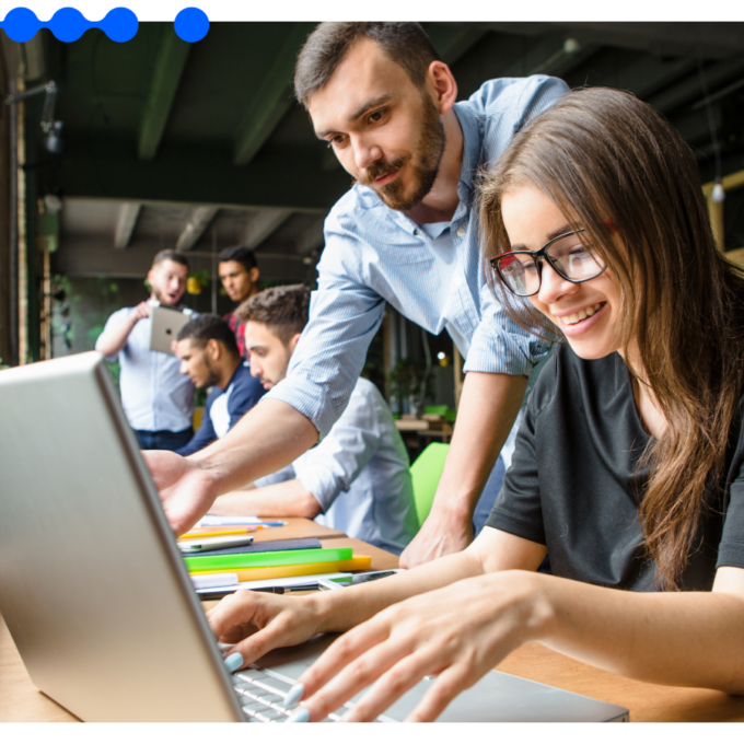 Profissionais colaboram em laptop em ambiente de trabalho moderno, aplicando gestão de processos de negócios para estruturar e otimizar fluxos operacionais