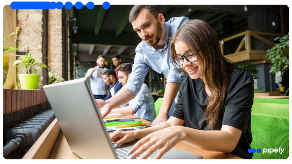 Profissionais colaboram em laptop em ambiente de trabalho moderno, aplicando gestão de processos de negócios para estruturar e otimizar fluxos operacionais