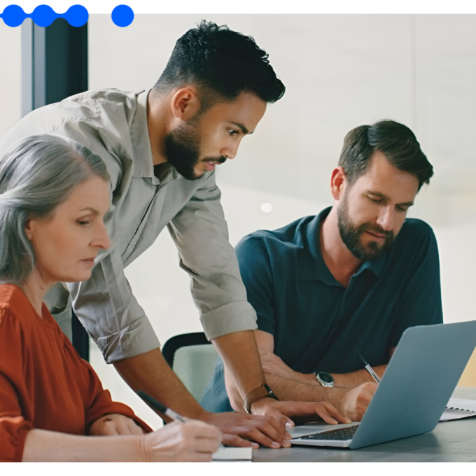Equipe de risco e compliance analisa dados em um laptop durante reunião, tema da automação de background check no setor financeiro com Agentes de IA
